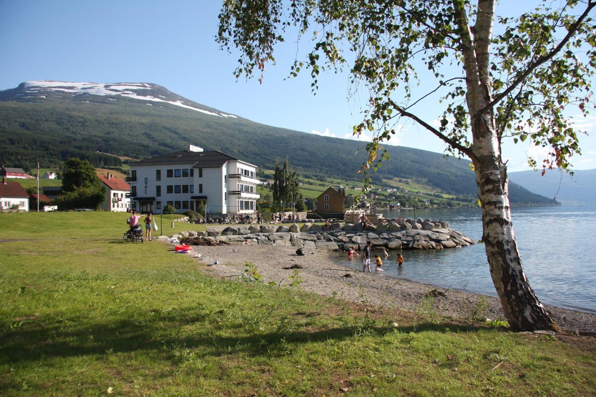 Innvik Fjordhotell Exterior foto